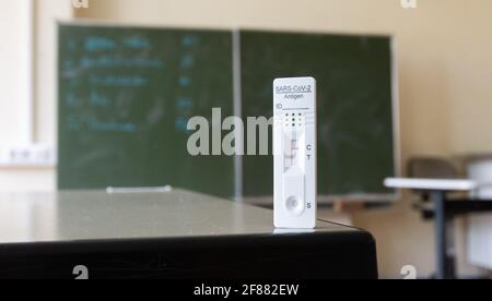 Hildesheim, Deutschland. April 2021. ILLUSTRATION - EIN Corona-Selbsttest steht an einem Schülerplatz in einem Klassenzimmer der Robert Bosch Comprehensive School in Hildesheim (Posed Scene). Der Start der obligatorischen Corona-Selbsttests für Schüler und Lehrer war aus Sicht der niedersächsischen Schulleitung chaotisch. Quelle: Julian Stratenschulte/dpa/Alamy Live News Stockfoto