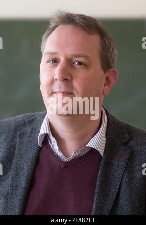 Hildesheim, Deutschland. April 2021. Rene Mounajed, Geschäftsführerin des Niedersächsischen Schulmanagements und Schulleiterin der Robert Bosch Comprehensive School in Hildesheim, sitzt vor einer Tafel in einem Klassenzimmer. Der Start der obligatorischen Corona-Selbsttests für Schüler und Lehrer war aus Sicht des niedersächsischen Schulmanagements chaotisch. Quelle: Julian Stratenschulte/dpa/Alamy Live News Stockfoto