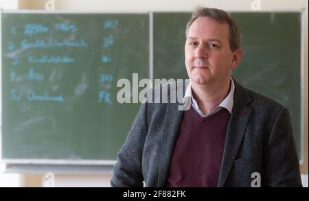 Hildesheim, Deutschland. April 2021. Rene Mounajed, Geschäftsführerin des Niedersächsischen Schulmanagements und Schulleiterin der Robert Bosch Comprehensive School in Hildesheim, sitzt vor einer Tafel in einem Klassenzimmer. Der Start der obligatorischen Corona-Selbsttests für Schüler und Lehrer war aus Sicht des niedersächsischen Schulmanagements chaotisch. Quelle: Julian Stratenschulte/dpa/Alamy Live News Stockfoto