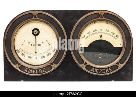 Altes Doppel-Ampermeter aus dem frühen 20. Jahrhundert in Holzgehäuse Isoliert auf Weiß Stockfoto