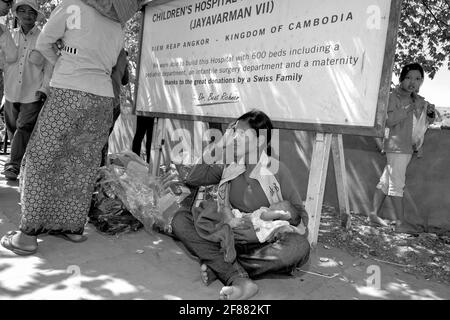Beat Richner Klinik für Malariabehandlung in Siem Reap Kambodscha, in der Mutter und Kleinkind auf Aufnahme und Untersuchung warten. Stockfoto