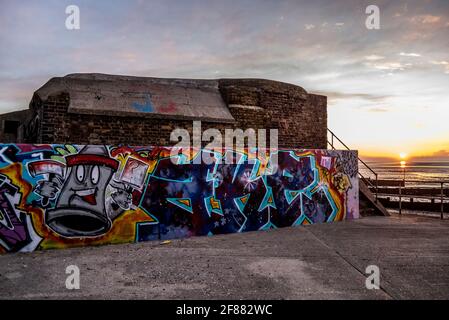 Verteidigung des Meeres bei Sonnenaufgang. Im Zweiten Weltkrieg überlebende Strandverteidigungszentrale (umgebaute Suchscheinwerfer) und Pillbox. Verteidigung der Themse-Mündung Stockfoto