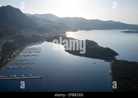 Schöne Luftlandschaft der mediterranen Stadt am Morgen, Türkei. Stockfoto