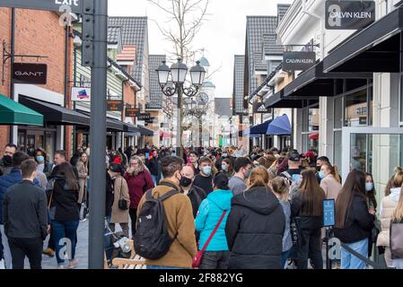 CANNOCK, STAFFORDSHIRE, GROSSBRITANNIEN. April 2021. Nicht unbedingt erforderliche Geschäfte dürfen heute ihre Türen für Käufer öffnen. Der Designer Outlet-Einkaufskomplex in Cannock, Staffordshire, öffnete heute zum ersten Mal seine Türen, nachdem er kürzlich fertiggestellt wurde. Der Parkplatz ist voll und die Wanderwege sind überfüllt. Vor den Designerläden warten große Warteschlangen. Kredit: Richard Grange/Alamy Live Nachrichten Stockfoto