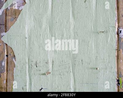 Geknickte Plakette mit leerem Platz an der Wand. Grungen Hintergrund. Stockfoto