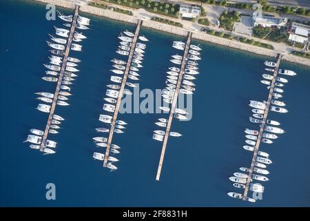 Luftaufnahme von oben auf Boote und Yachten in der modernen Marina. Stockfoto