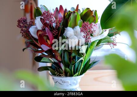 Ein bescheidener Blumenstrauß in einer Vase. Herbst stumpf schöne Blumen. Stockfoto