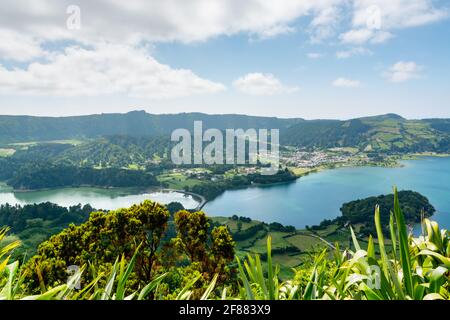 Aussichtspunkt auf die Seen von Sete Cidades, Sao Miguel Insel, Azoren. Stockfoto