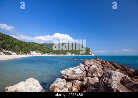 Panoramablick auf den schönen Strand Urbani an der Küste der riviera del Conero. Sirolo, Italien Stockfoto