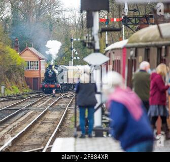 Bewdley, Großbritannien. 12th. April 2021. Die Severn Valley Railway ist mit voller Kraft unterwegs, da diese historische Eisenbahn nach der Lockerung der Sperrungsbeschränkungen heute wieder eröffnet wird. Die alte Dampflokomotive 2857 ist hier zu sehen, die am Bahnhof Bewdley ankommt und einen voll gepackten Zug hinter sich zieht. Die Kabinencrew freut sich, „wieder auf Kurs“ zu sein und diesen großartigen Motor zu fahren, der bereits über 100 Jahre Bahnbetrieb gefahren ist. Kredit: Lee Hudson/Alamy Live Nachrichten Stockfoto