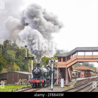 Bewdley, Großbritannien. 12. April 2021.die Severn Valley Railway ist mit voller Kraft unterwegs, da diese beliebte historische Eisenbahn nach der Lockerung der Sperrungsbeschränkungen heute wieder eröffnet wird. Die alte Dampflokomotive 2857 fährt hier vom Bahnhof Bewdley aus, zieht einen vollgepackten Zug hinter sich, die Taximannschaft freut sich sehr, wieder auf Kurs zu sein und diesen großartigen Motor zu fahren, der in ihrer langen und abwechslungsreichen Karriere bereits über 100 Jahre Bahndienst angefahren hat. Kredit: Lee Hudson/Alamy Live Nachrichten Stockfoto