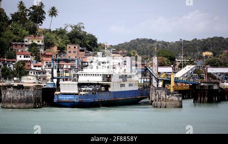 itaparica, bahia / brasilien - 5. september 2017: Blick auf die Fähre Juracy Magalhaes Jr am Terminal Bom Despacho auf der Insel Itaparica. *** Lokal Stockfoto
