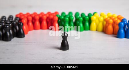 Holzfiguren in den Farben deutscher Parteien, davor vier Figuren, die einen für Kanzler der Christlich Demokratischen Union darstellen Stockfoto