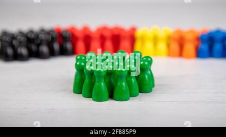 Holzfiguren in den Farben der deutschen politischen Parteien, vorne Mitglieder der Grünen Stockfoto