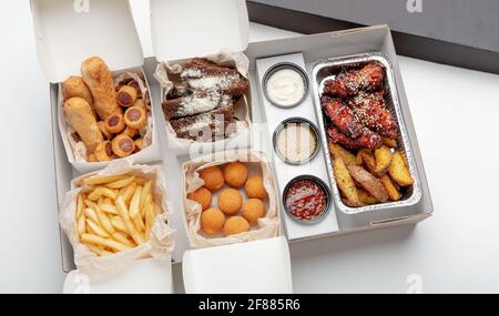 Lieferung leckere Snacks nach Hause während COVID-19 Quarantäne Stockfoto