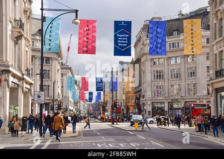 London, Großbritannien. April 2021. Eine geschäftige Oxford Street am ersten Tag der Wiedereröffnung der Geschäfte. Geschäfte, Restaurants, Bars und andere Unternehmen haben heute nach fast vier Monaten wieder geöffnet, da sich die weiteren Sperrregeln in England lockern. Kredit: Vuk Valcic/Alamy Live Nachrichten Stockfoto