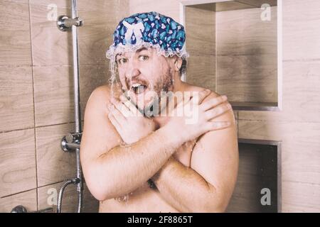 Komischer fetter Mann singt unter der Dusche. Stockfoto