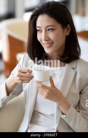 Zuversichtlich, Geschäftsfrau, trinken Kaffee in Coffee-shop Stockfoto
