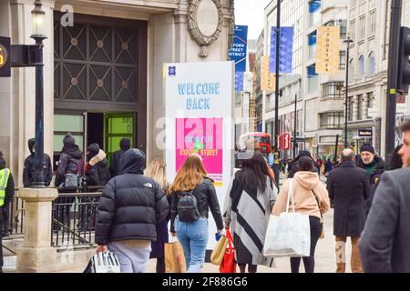 London, Großbritannien. April 2021. Menschenmenge auf der Oxford Street. Geschäfte, Restaurants, Bars und andere Unternehmen haben heute nach fast vier Monaten wieder geöffnet, da sich die weiteren Sperrregeln in England lockern. Kredit: Vuk Valcic/Alamy Live Nachrichten Stockfoto