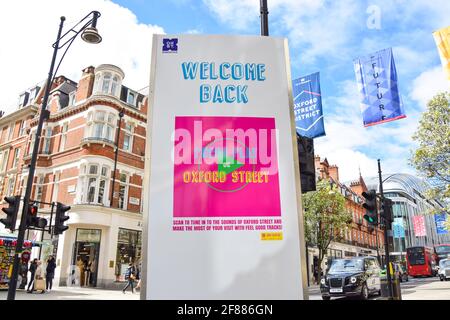 London, Großbritannien. April 2021. Ein „Welcome Back“-Schild vor Selfridges auf der Oxford Street. Geschäfte, Restaurants, Bars und andere Unternehmen haben heute nach fast vier Monaten wieder geöffnet, da sich die weiteren Sperrregeln in England lockern. Kredit: Vuk Valcic/Alamy Live Nachrichten Stockfoto