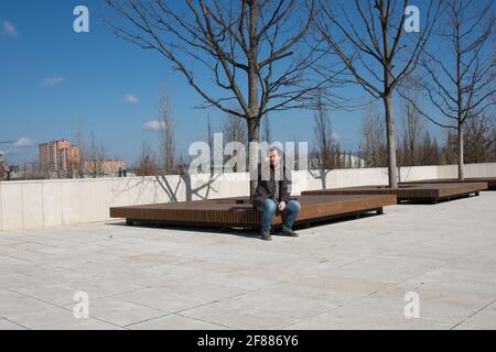 Attraktiver Geschäftsmann, der im Park arbeitet. Stockfoto