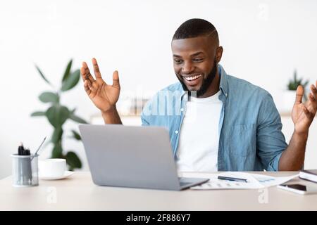 Happy Black Freelancer Mann Feiert Erfolg Während Der Arbeit Online An Computer Stockfoto