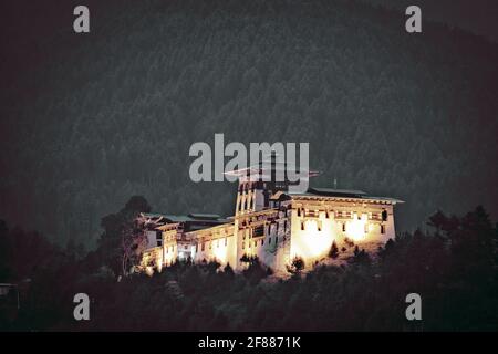 Jakar Dzong oder Jakar Yugyal Dzong ist die Dzong oder Festung des Bumthang-Viertels im Zentrum von Bhutan, die 1667 fertiggestellt wurde. Stockfoto