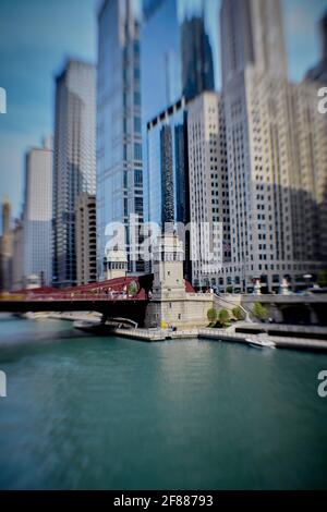 Lensbaby-Foto der Skyline von Chicago entlang des Flusses Stockfoto