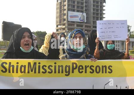 Lahore, Pakistan. April 2021. Pakistanische Verwandte und Mitglieder des Joint Action Committee for Shitte Missing Persons halten vor dem Presseclub in Lahore Transparente und Plakate für kostenlose Vermisste. Angehörige von Vermissten protestieren während einer Protestdemonstration, die vom Gemeinsamen Aktionsausschuss für vermisste schiitische Personen in Lahore organisiert wurde, gegen die Genesung ihrer Lieben. (Foto von Rana Sajid Hussain/Pacific Press/Sipa USA) Quelle: SIPA USA/Alamy Live News Stockfoto