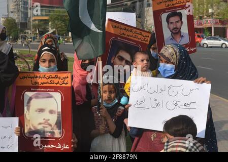 Lahore, Pakistan. April 2021. Pakistanische Verwandte und Mitglieder des Joint Action Committee for Shitte Missing Persons halten vor dem Presseclub in Lahore Transparente und Plakate für kostenlose Vermisste. Angehörige von Vermissten protestieren während einer Protestdemonstration, die vom Gemeinsamen Aktionsausschuss für vermisste schiitische Personen in Lahore organisiert wurde, gegen die Genesung ihrer Lieben. (Foto von Rana Sajid Hussain/Pacific Press/Sipa USA) Quelle: SIPA USA/Alamy Live News Stockfoto