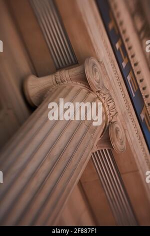 Lensbaby-Bild von Gebäuden in Chicago mit Schwerpunkt auf Säulen Stockfoto