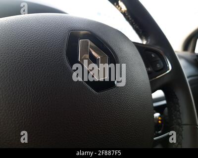 Grodno, Weißrussland-04.11.2021: Nahaufnahme des Lenkrads eines Renault-Autos Stockfoto