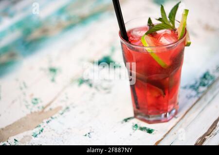 Smoothies aus gesundem Bio-Obst und Gemüse Stockfoto