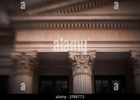 Lensbaby-Bild von Gebäuden in Chicago mit Schwerpunkt auf Säulen Stockfoto