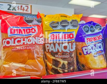 Bimbo verschiedene süße Brotverpackungen im Supermarkt in Playa del Carmen in Mexiko. Stockfoto