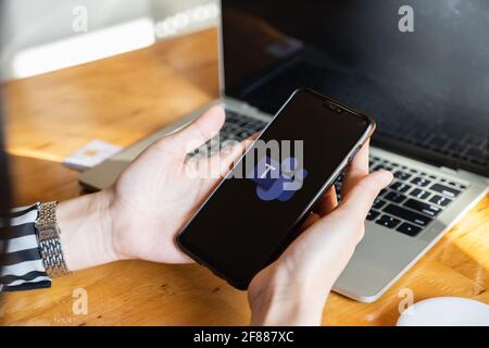 CHIANG MAI, THAILAND - JUN 04, 2020 : Microsoft Teams Business-Anwendung auf Smartphone-Bildschirm Nahaufnahme Android Google Play Store App. Stockfoto