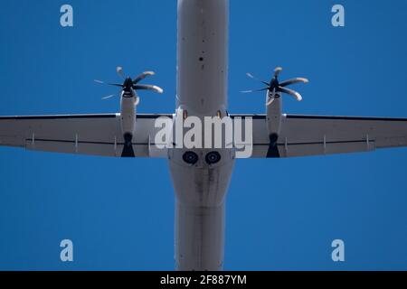 Helsinki / Finnland - 11. APRIL 2021: Nahaufnahme eines kleinen Turboprop-Passagierflugzeugs vor hellblauem Himmel. Stockfoto