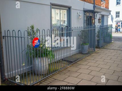 Woodstock, Oxfordshire, Großbritannien, 12. April 2021. IM BILD: Ein Schild „No Cycles“ vor einem Wohnhaus, auf dem Besucher aufgefordert werden, Fahrräder woanders zu parken. Bridget Catterall/Alamy Live News Stockfoto