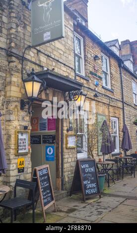 Woodstock, Oxfordshire, Großbritannien, 12. April 2021. England machte am Montag seinen nächsten Schritt aus der Blockierung des Coronavirus, wobei sowohl unwesentliche Einzelhandelsgeschäfte als auch Pubs wieder eröffnet wurden. Woodstock bleibt ruhig, obwohl Pubs, die wieder geöffnet wurden, geschäftig erscheinen, da das sonnige Wetter am Nachmittag die Menschen dazu anregt, draußen zu trinken. Gesichtsbedeckungen bleiben obligatorisch, wenn sie nicht essen oder trinken, für alle, die nicht ausgenommen sind. Auch die sozialen Distanzierungsregeln bleiben in Kraft. IM BILD: The Woodstock Arms Credit: Bridget Catterall/Alamy Live News Stockfoto