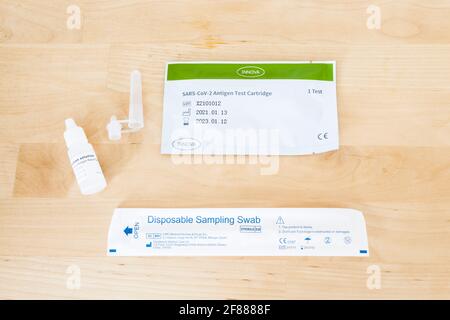 SARS-CoV-2 Antigen schneller qualitativer Test. Coronavirus Covid-19 Lateral Flow Testkit für den Einsatz durch medizinisches Personal und Schulen usw. hergestellt von Innova Stockfoto