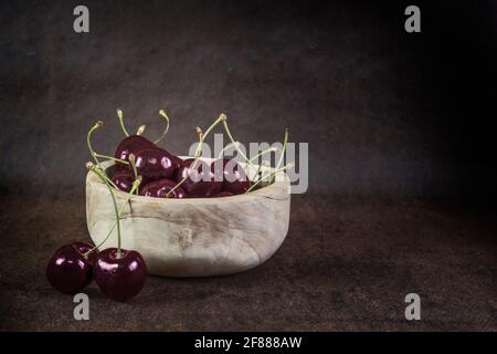 Kirschen in rustikaler Holzschale. Stockfoto