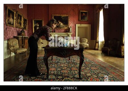 Tori Reeve, English Heritage Kuratorin der Wernher Collection im Rangers House, verleiht dem Pink Silk Drawing Room, der wegen seiner luxuriösen Damastwände aus rosa Seide genannt wird, den letzten Schliff. Umfangreiche Renovierungsarbeiten haben das Rangers House verwandelt, um die Eleganz des 'Gilded Age' an der Wende des 20. Jahrhunderts zu wecken und die Wernher Collection of Works of Art zu beherbergen.pic David Sandison 16/4/2002 Stockfoto
