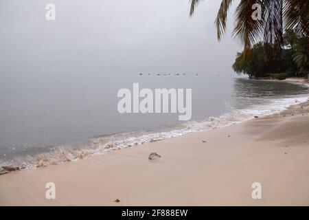 St. James, Barbados - April 10 2021: Die dicke Asche aus St. Vincent und dem Soufriere-Vulkanausbruch der Grenadine wird auf Barbados Himmel und Ozean grau. Stockfoto