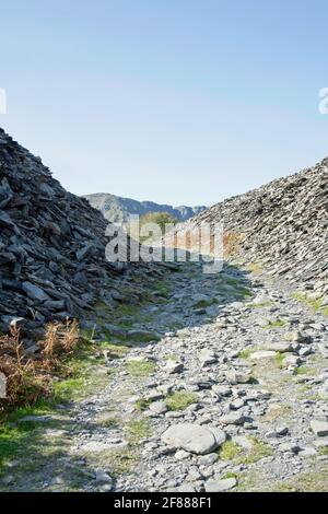 Dow Crag aus dem Steinbruch gesehen bleibt in der Nähe des Ufers von Torver Beck Coniston The Lake District Cumbria England Stockfoto