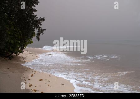 St. James, Barbados - April 10 2021: Die dicke Asche des Soufriere-Vulkanausbruchs von St. Vincent und Grenadine lässt Himmel und Ozean auf Barbados grau werden. Stockfoto