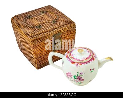 Antike authentische chinesische Teekocher mit Korb isoliert auf einem Weißer Hintergrund Stockfoto