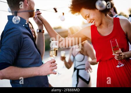 Gruppe von Freunden, die Spaß haben und feiern Gruppe sammeln im Freien Stockfoto