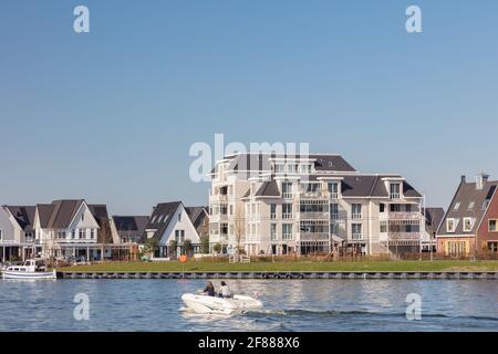 Harderwijk, Niederlande - 30. März 2021: Luxus-Apartments und freistehende Familienhäuser an der Veluwemeer Uferpromenade in Harderwijk, der Neth Stockfoto