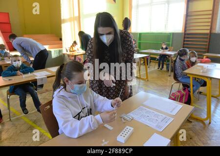 Olomouc, Tschechische Republik. April 2021. Sonderschulen für behinderte Kinder, erste fünf Klassen von Grundschulen geöffnet. Gesichtsmasken sind in der Schule weiterhin Pflicht und Lehrer und Schüler müssen zweimal pro Woche auf COVID testen. Test für Covid in der Grundschule in Olomouc, Tschechische Republik, 12. April 2021. Kredit: Ludek Perina/CTK Foto/Alamy Live Nachrichten Stockfoto