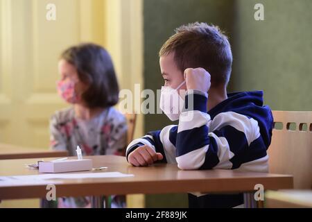 Olomouc, Tschechische Republik. April 2021. Sonderschulen für behinderte Kinder, erste fünf Klassen von Grundschulen geöffnet. Gesichtsmasken sind in der Schule weiterhin Pflicht und Lehrer und Schüler müssen zweimal pro Woche auf COVID testen. Test für Covid in der Grundschule in Olomouc, Tschechische Republik, 12. April 2021. Kredit: Ludek Perina/CTK Foto/Alamy Live Nachrichten Stockfoto